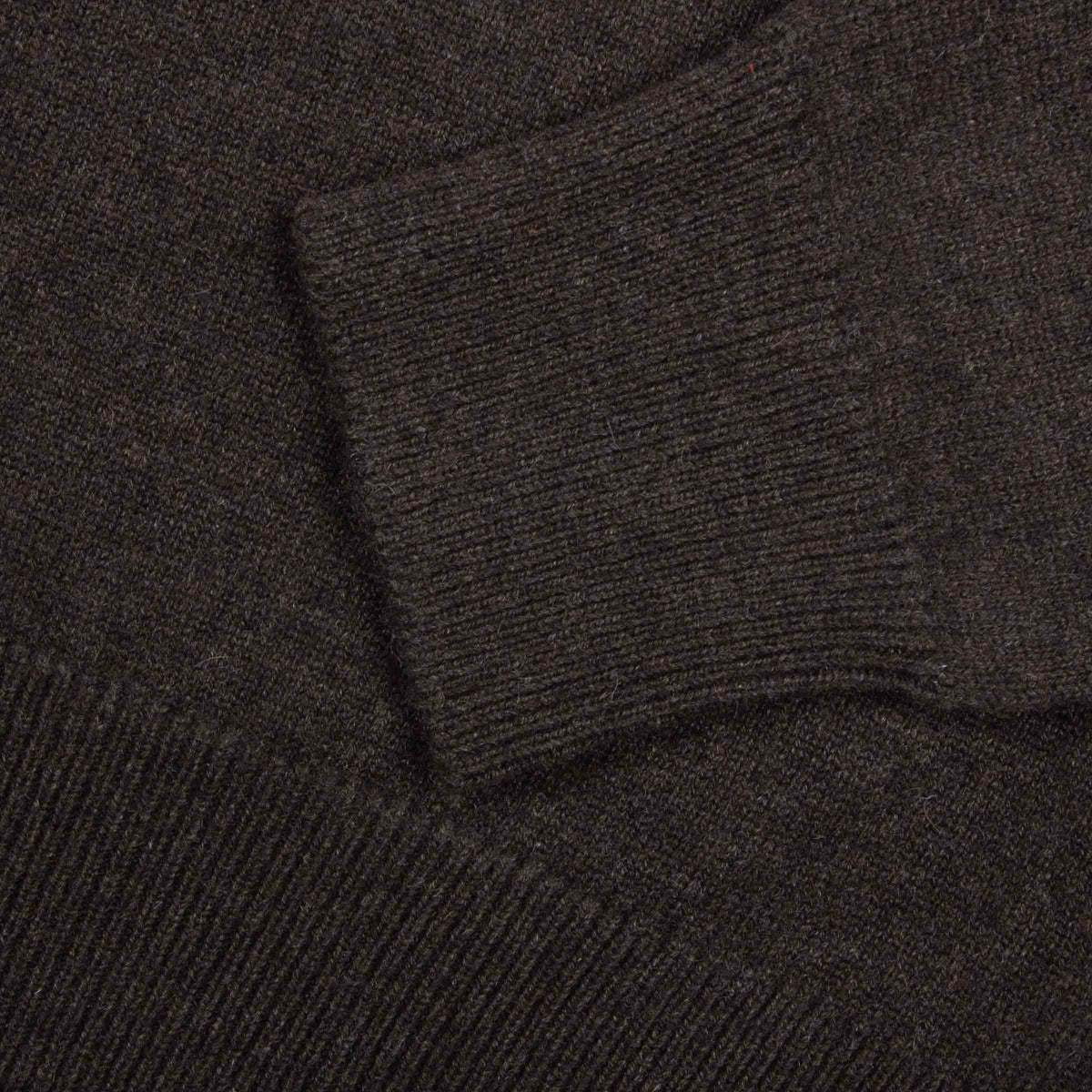 Der Bowmore Kaschmirpullover mit 1/4-Reißverschluss am Hals - Flanell / Marineblau