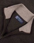 Der Bowmore Kaschmirpullover mit 1/4-Reißverschluss am Hals - Flanell / Marineblau