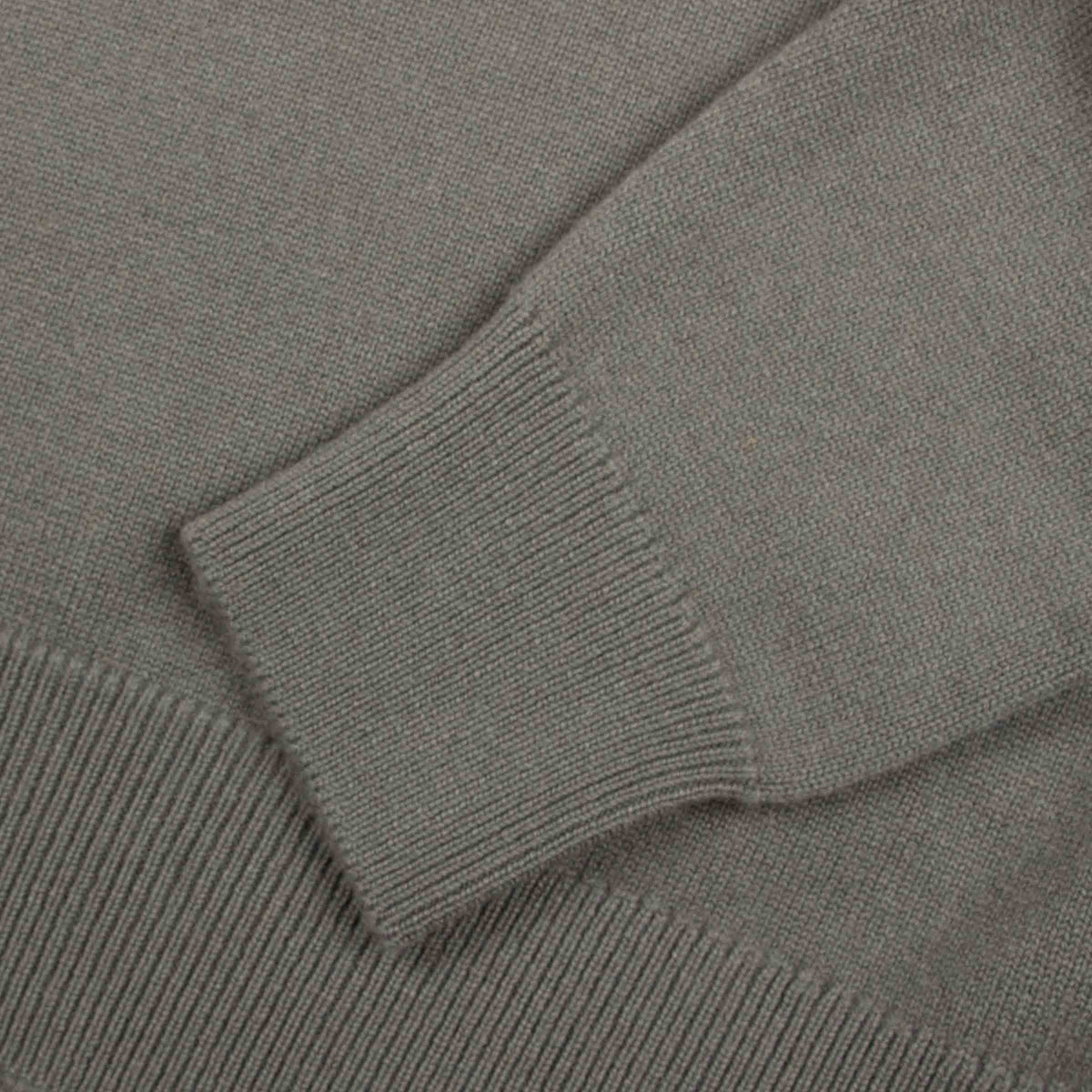 Der Bowmore Kaschmirpullover mit 1/4-Reißverschluss am Hals - Flanell / Marineblau